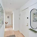 Lägenhet Spacious 3-bedroom Near Kings Garden
