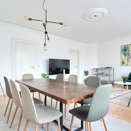 Spacious 3-bedroom Near Kings Garden
